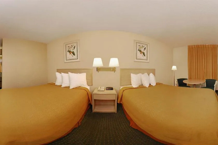 Room 4 of 9
