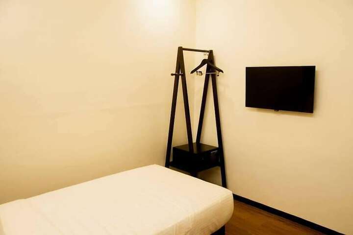 Room 9 of 42
