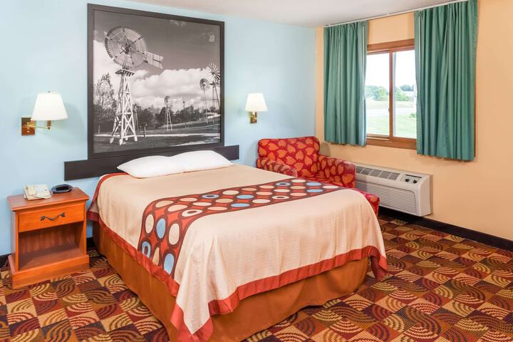 1 Queen Bed (6 of 15)