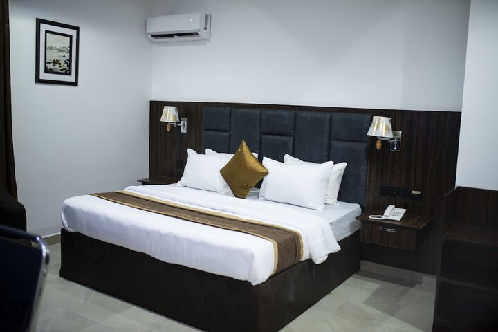 Room 5 of 62