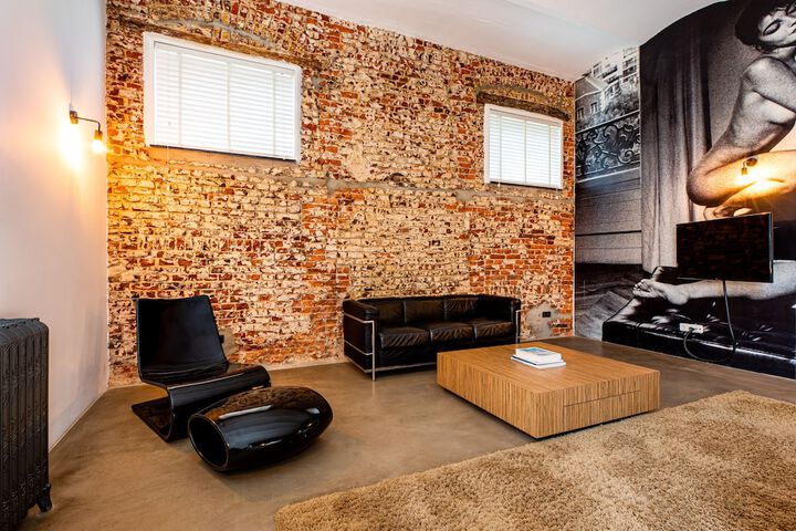 Room 42 of 214