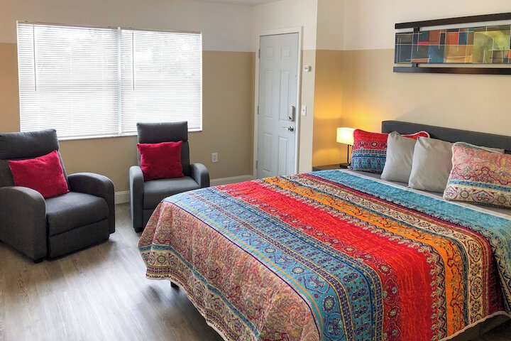 Studio Queen Bed Lakefront 1st Floor (15 of 20)