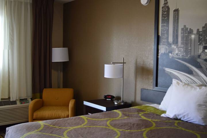 1 Queen Bed (4 of 17)