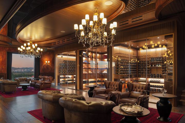 Lounge 100 of 107