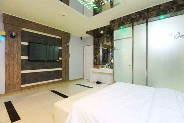 Room 17 of 33