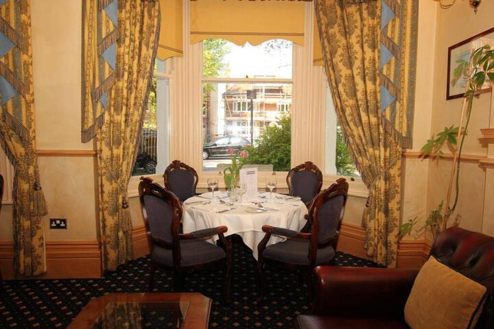 THE COURTLANDS HOTEL