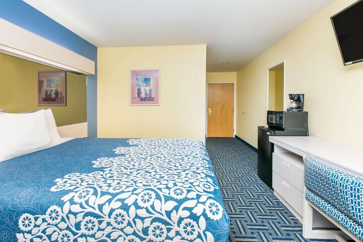 1 Queen Bed (2 of 17)