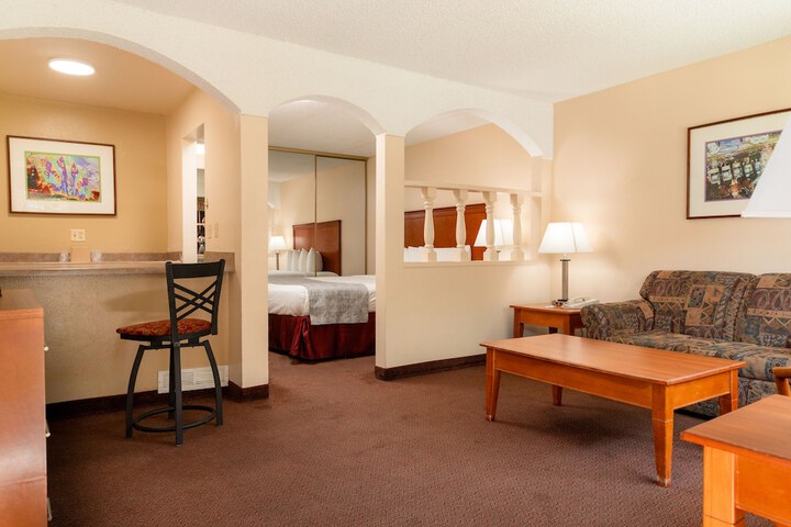 1 Queen Bed (16 of 16)