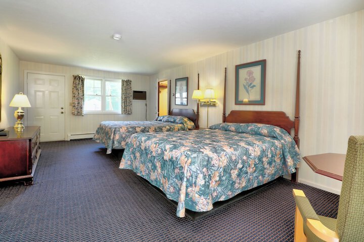 2 Queen Beds (10 of 16)
