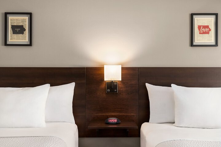 2 Queen Beds (2 of 9)