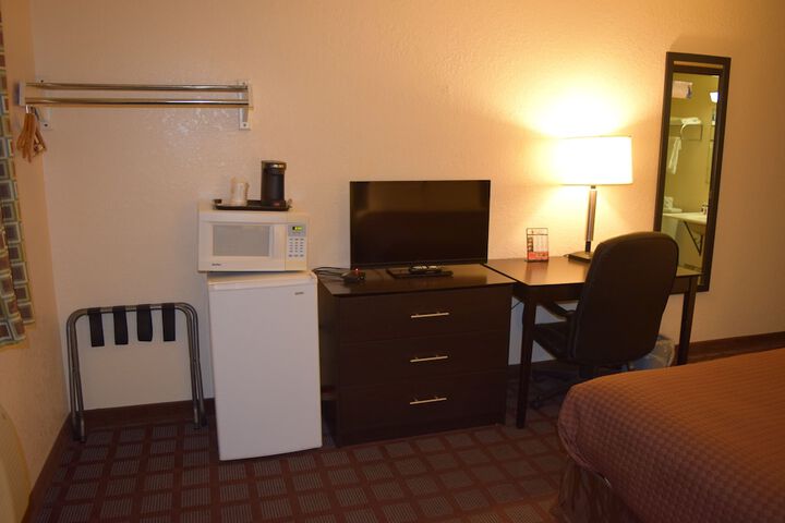1 Queen Bed (10 of 22)