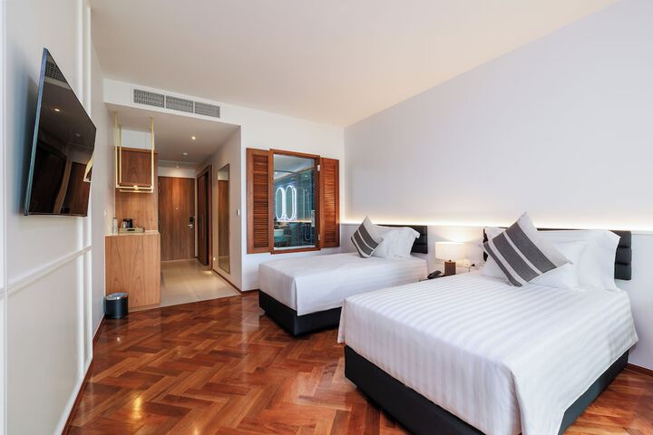 Room 10 of 104