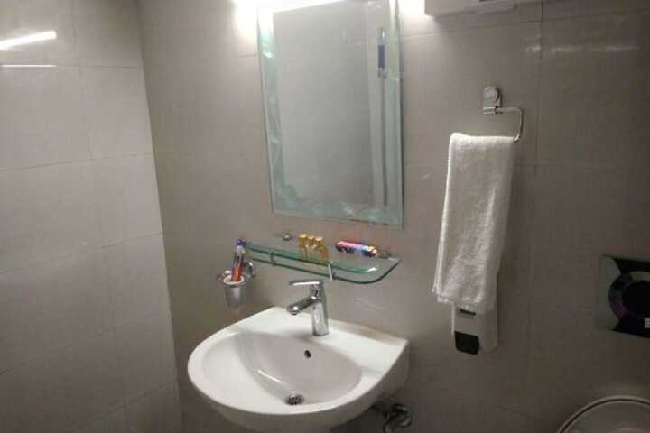 Room 10 of 38