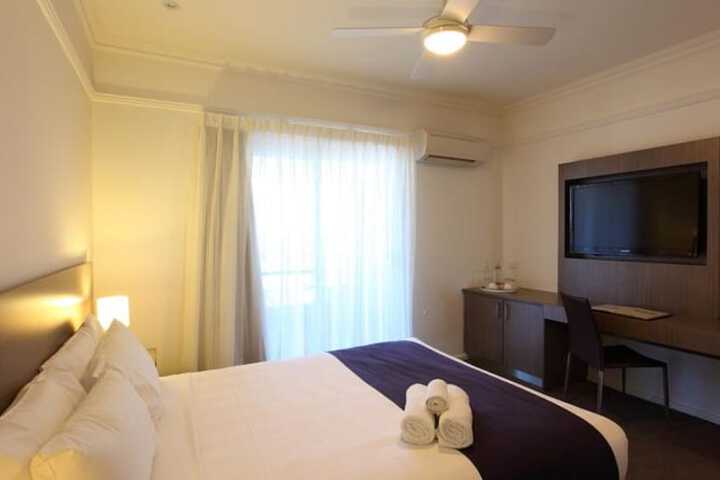 Room 2 of 77
