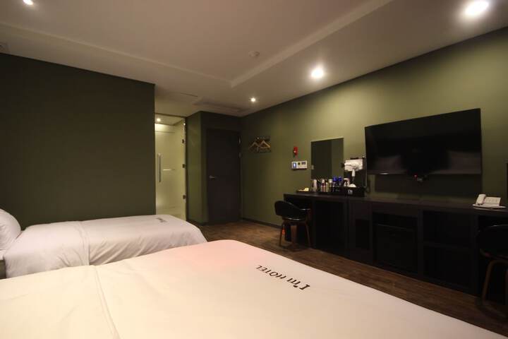 Room 8 of 48