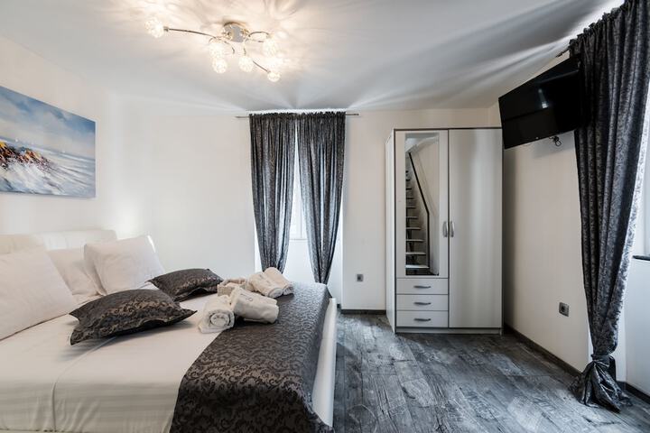 Room 13 of 180