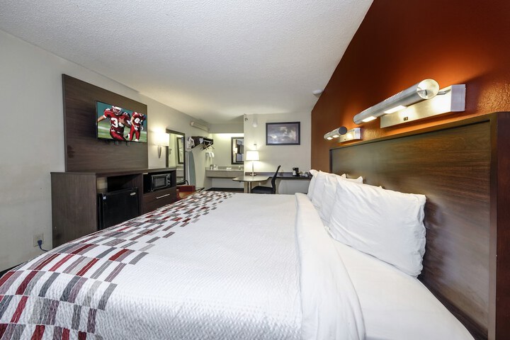1 King Bed (12 of 19)