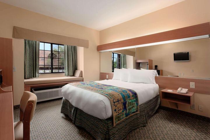 1 Queen Bed (4 of 22)