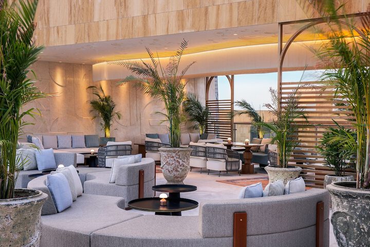 Lounge 82 of 110