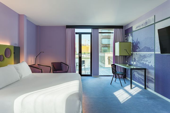 Room 26 of 77
