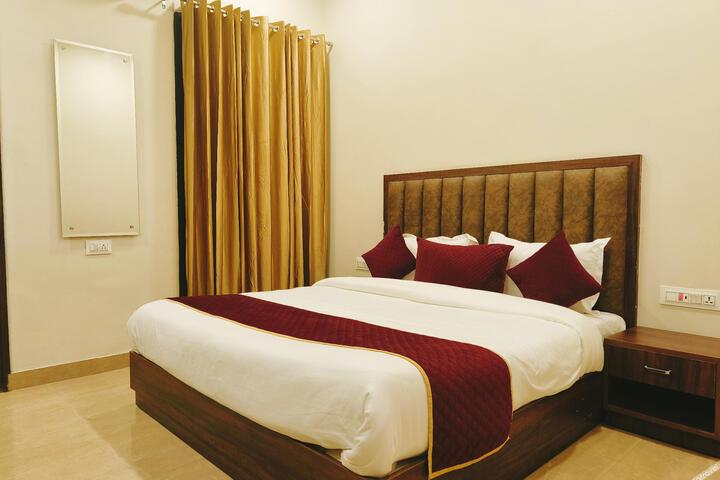 HOTEL DIAMOND CREEK NEAR RAILWAY STATION