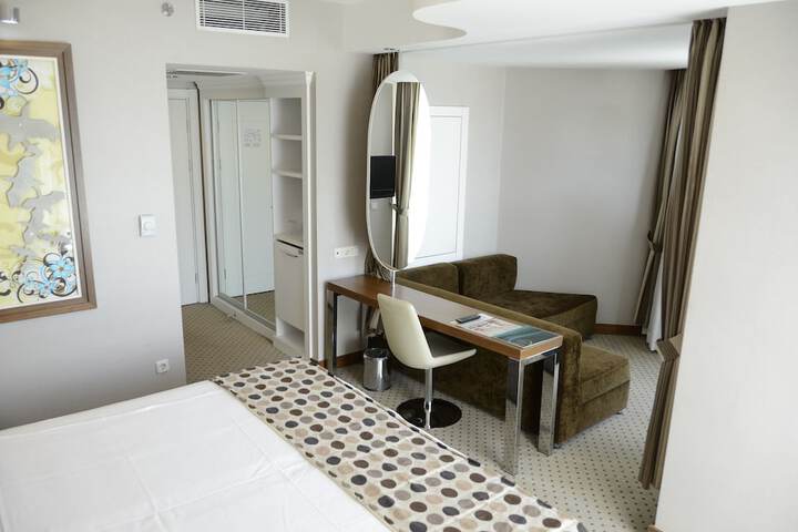 Room 6 of 47