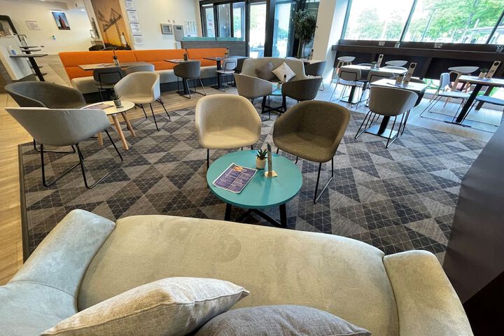 Lounge 51 of 74