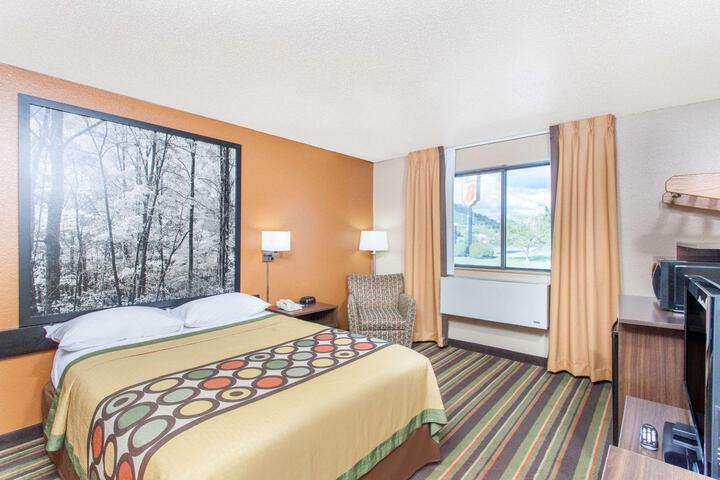 1 Queen Bed (3 of 7)