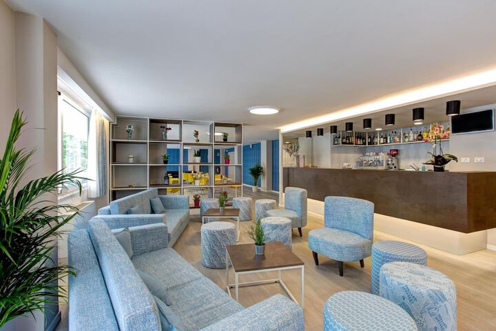Lounge 43 of 48