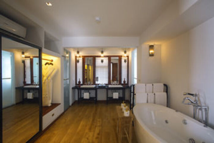 Room 8 of 94