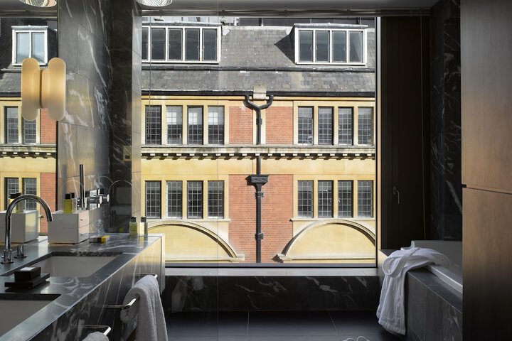 Room 27 of 77
