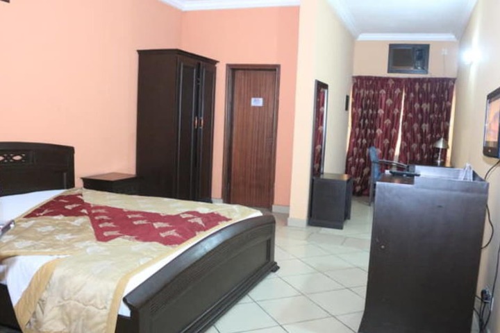 Room 15 of 33
