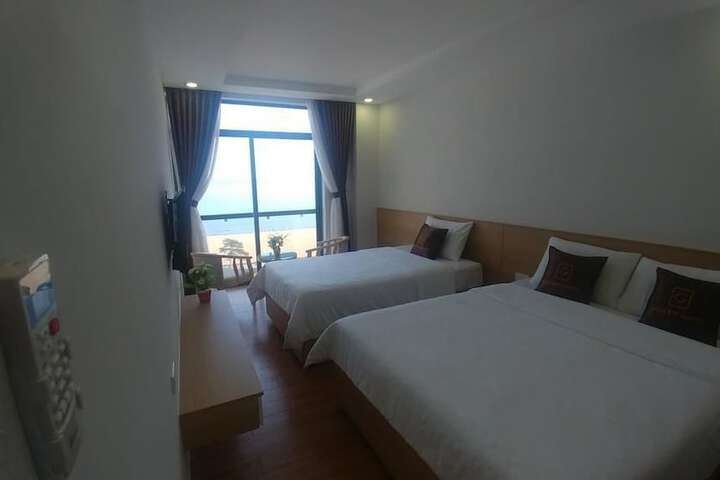 Room 10 of 33