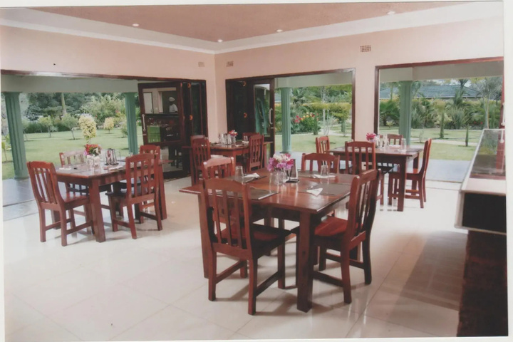 Dining 2 of 9