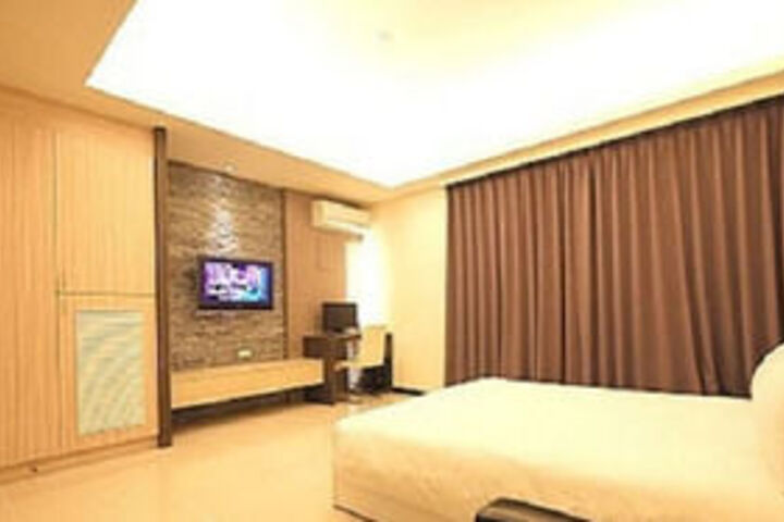 Room 14 of 16