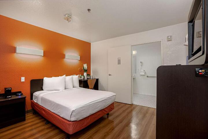 Double Bed Accessible (8 of 11)