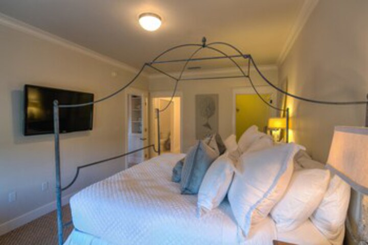 Room 27 of 33