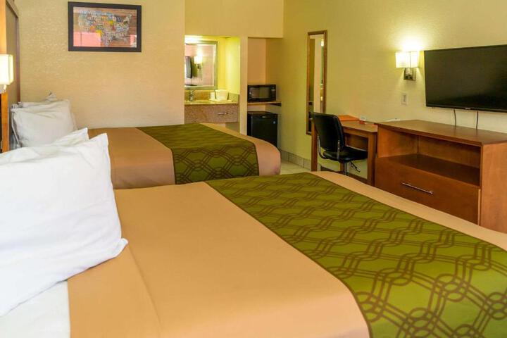 2 Queen Beds (6 of 7)