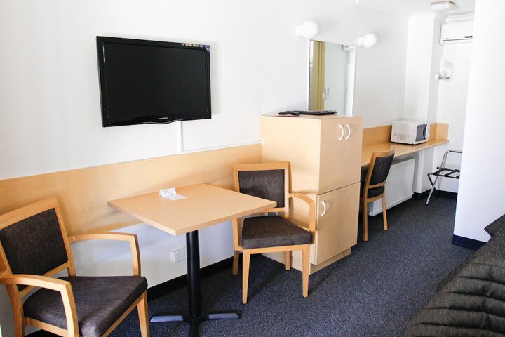 Room 11 of 28