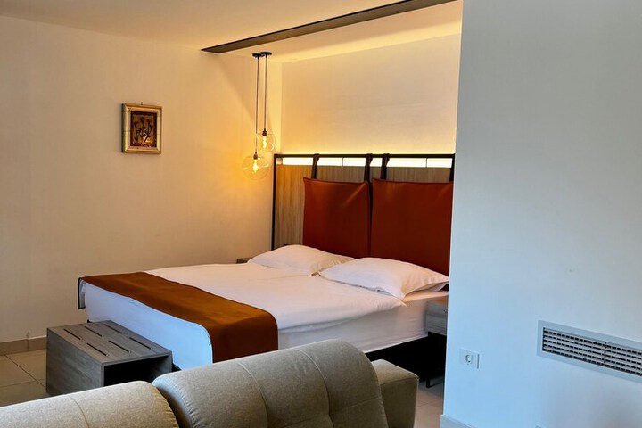Room 5 of 96