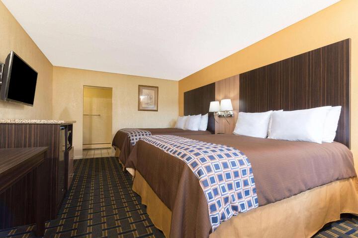 1 King Bed (3 of 5)