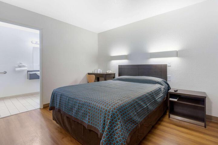 Queen Bed Accessible (12 of 14)