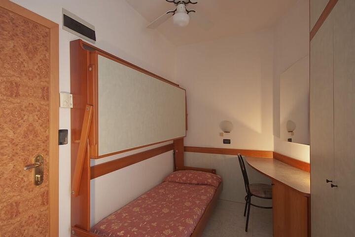 Room 2 of 38