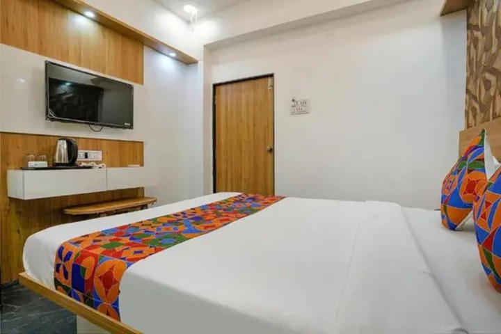 Room 14 of 28