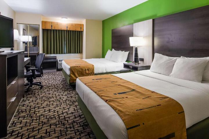 2 Queen Beds Flat Screen Television WiFi Shower Only Full Breakfast (6 of 8)