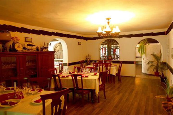 Dining 8 of 38