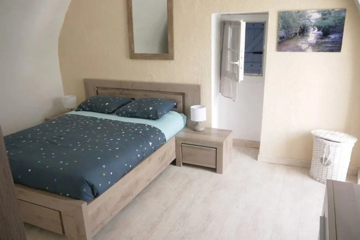Room 5 of 16