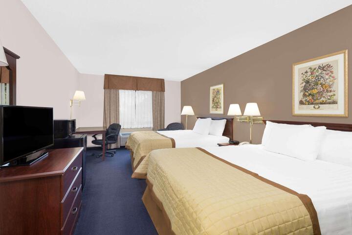 1 Queen Bed Accessible Room (5 of 9)