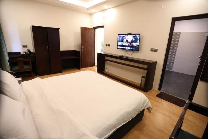 Room 5 of 15