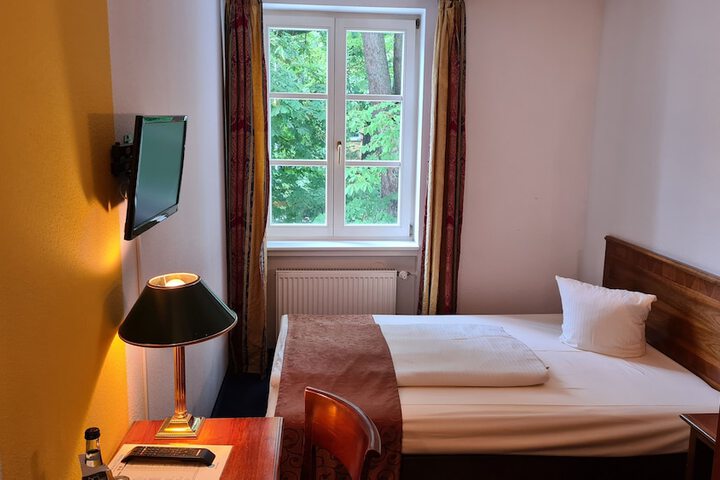 Room 6 of 31